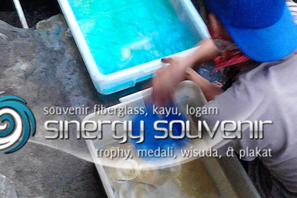 pengetsa'an (embos) plat logam